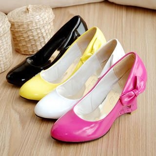 Bow-Accent Cutout Wedges