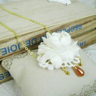 Romantic White Floral Necklace Romantic White Floral Necklace