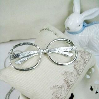 Silver Vintage Old Lady Glassess Necklace