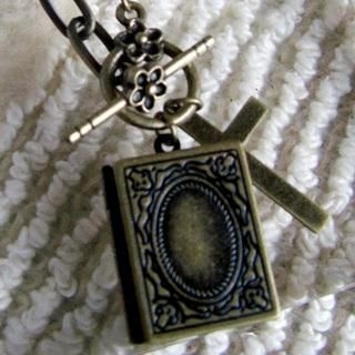 Vintage Bible Locket Necklace Vintage Bible Locket Necklace
