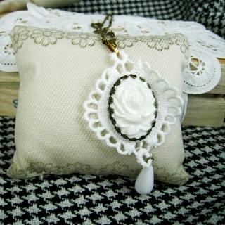 White Vintage Flower Necklace White Vintage Flower Necklace