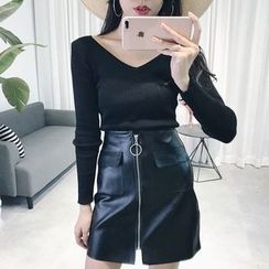 RUI - V-Neck Knit Top RUI - V-Neck Knit Top