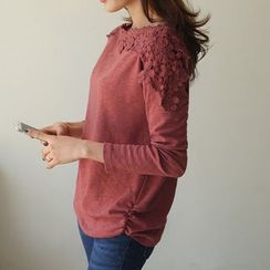 CLICK - Lace-Detail Shirred-Side T-Shirt CLICK - Lace-Detail Shirred-Side T-Shirt