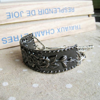 Vintage Flower Metallic Bracelet Vintage Flower Metallic Bracelet