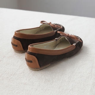 Bow-Accent Stitched Flats
