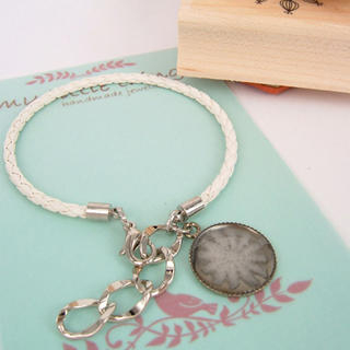 Sweet Lace Flower with White Leather Bracelet Sweet Lace Flower with White Leather Bracelet