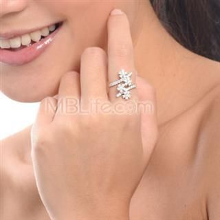 18K/750 White Gold Propeller Flowers Diamond Ring