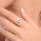 MBLife.com - 18K/750 White Gold Round / Curve Lines Diamond Ring MBLife.com - 18K/750 White Gold Round / Curve Lines Diamond Ring